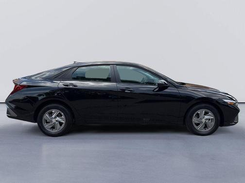 Abyss Black 2026 Hyundai ELANTRA SE