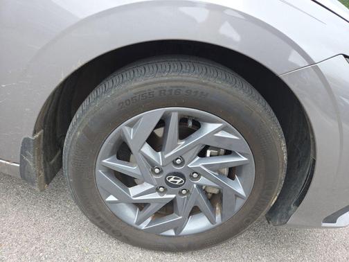 Fluid Metal 2024 Hyundai ELANTRA SEL