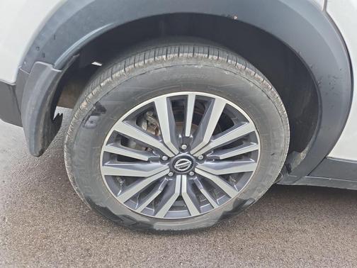 Aspen White/Super Black 2021 Nissan Kicks SV