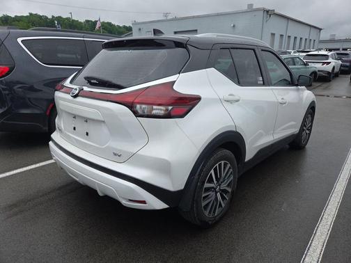 Aspen White/Super Black 2021 Nissan Kicks SV