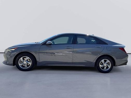 2022 Hyundai ELANTRA SE