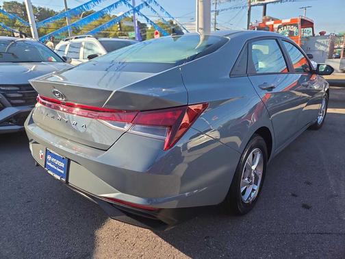 2022 Hyundai ELANTRA SE