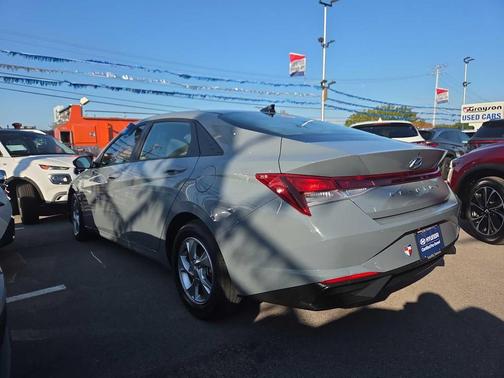 2022 Hyundai ELANTRA SE