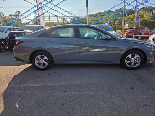 2022 Hyundai ELANTRA SE