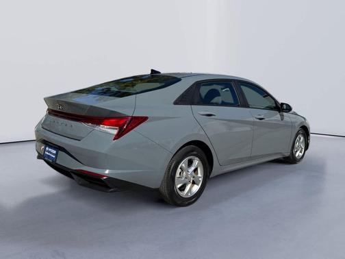 2022 Hyundai ELANTRA SE
