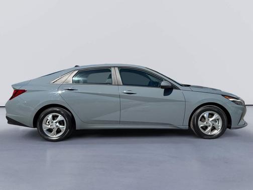 2022 Hyundai ELANTRA SE