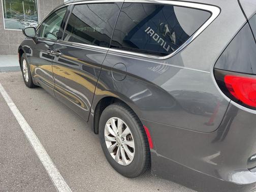 Granite Crystal Metallic Clearcoat 2017 Chrysler Pacifica Touring
