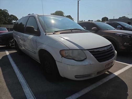 2005 Chrysler Town & Country Base