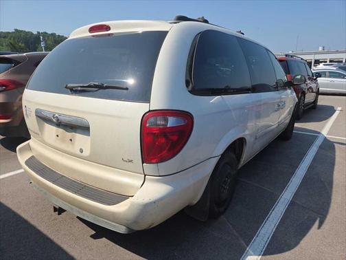 2005 Chrysler Town & Country Base