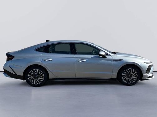 2025 Hyundai SONATA Hybrid SE