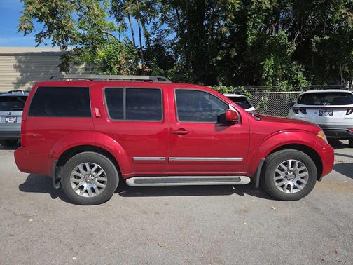 2011 Nissan Pathfinder LE