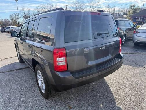 Granite Crystal Clearcoat Metallic 2014 Jeep Patriot Latitude