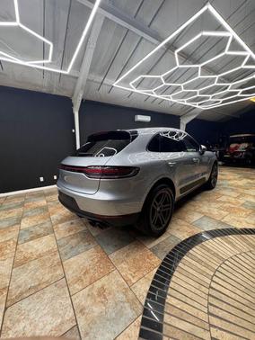 2021 Porsche Macan Sport Utility 4D