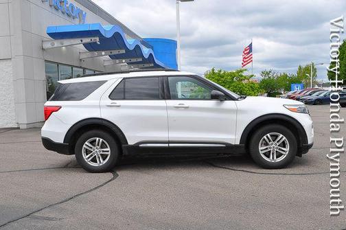 Star White Metallic Tri-Coat 2022 Ford Explorer XLT