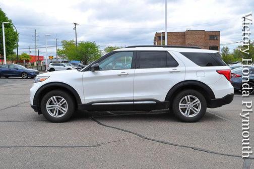 Star White Metallic Tri-Coat 2022 Ford Explorer XLT