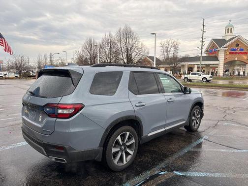 Sonic Gray Pearl 2025 Honda Pilot Touring 8-Passenger