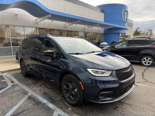 2024 Chrysler Pacifica Hybrid Premium S Appearance Pkg