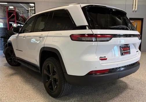 White/off-white 2024 Jeep Grand Cherokee Limited