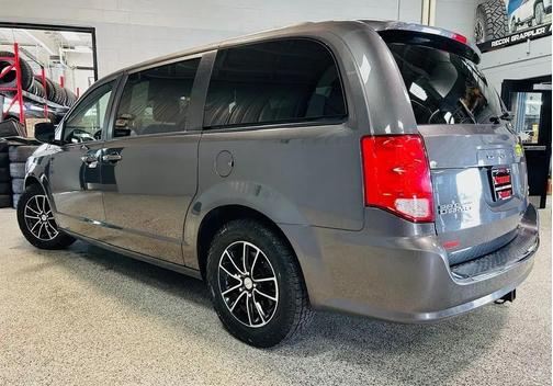 Granite Pearlcoat 2019 Dodge Grand Caravan GT