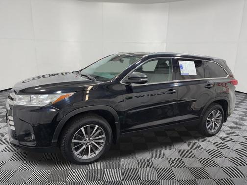 Midnight Black Metallic 2019 Toyota Highlander XLE