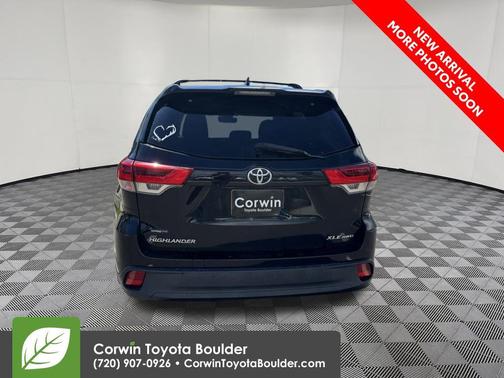 Midnight Black Metallic 2017 Toyota Highlander XLE