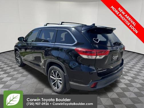 Midnight Black Metallic 2017 Toyota Highlander XLE