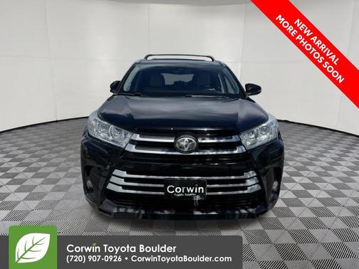 Midnight Black Metallic 2017 Toyota Highlander XLE