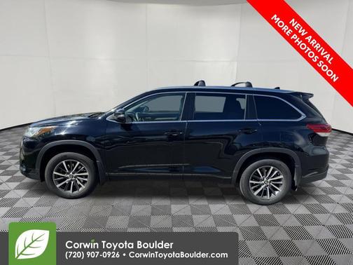 Midnight Black Metallic 2017 Toyota Highlander XLE