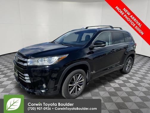 Midnight Black Metallic 2017 Toyota Highlander XLE