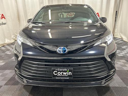 2025 Toyota Sienna Woodland Edition