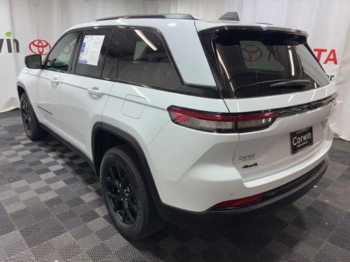 Bright White Clearcoat 2025 Jeep Grand Cherokee Altitude