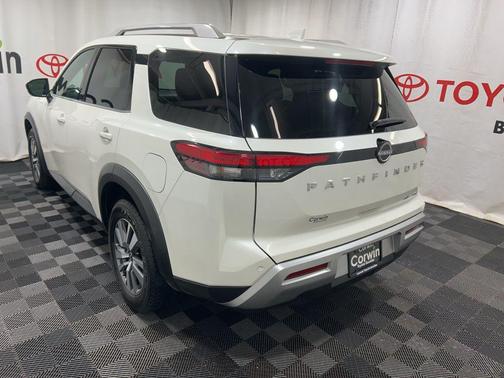 2023 Nissan Pathfinder SL 4WD