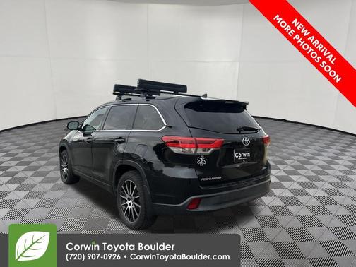 Midnight Black Metallic 2017 Toyota Highlander SE