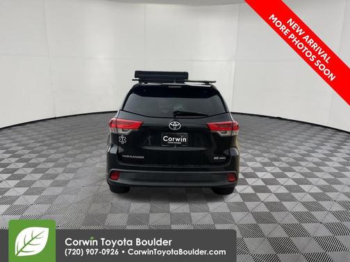 Midnight Black Metallic 2017 Toyota Highlander SE
