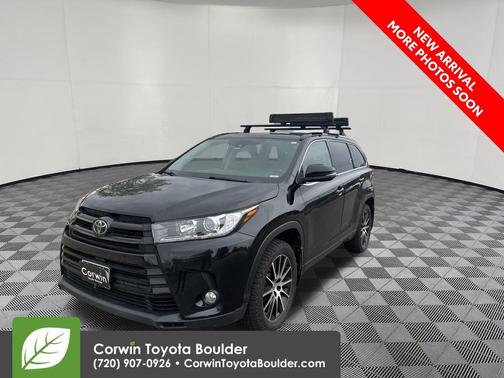Midnight Black Metallic 2017 Toyota Highlander SE