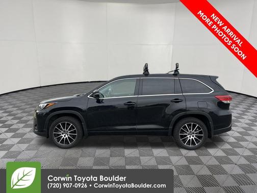 Midnight Black Metallic 2017 Toyota Highlander SE