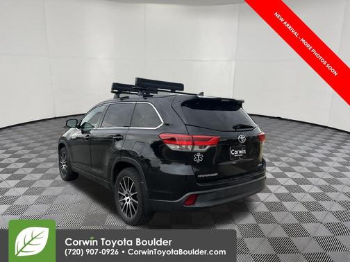 Midnight Black Metallic 2017 Toyota Highlander SE