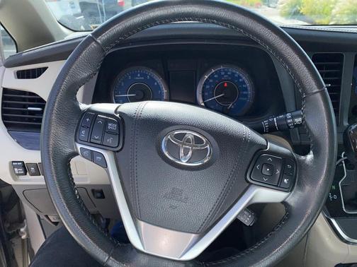 2017 Toyota Sienna XLE