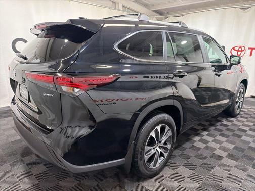 Midnight Black Metallic 2026 Toyota Highlander Hybrid XLE