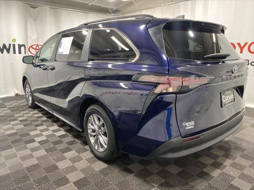 2023 Toyota Sienna LE