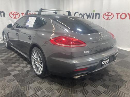 2016 Porsche Panamera 4 Edition