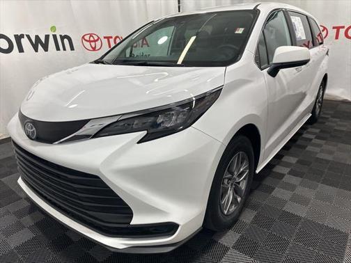 2025 Toyota Sienna LE