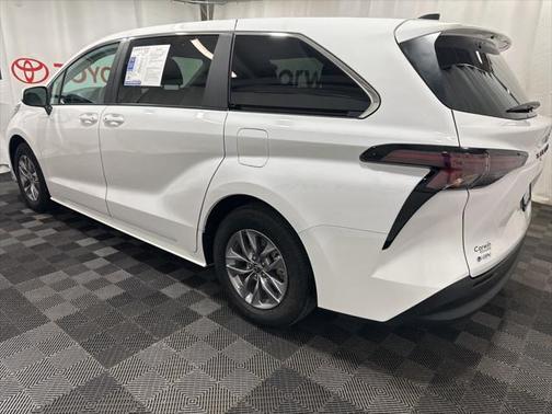 2025 Toyota Sienna LE