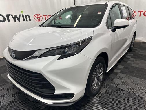 2025 Toyota Sienna LE