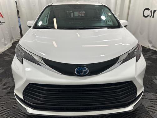 2025 Toyota Sienna LE