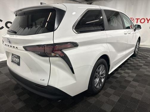 2025 Toyota Sienna LE