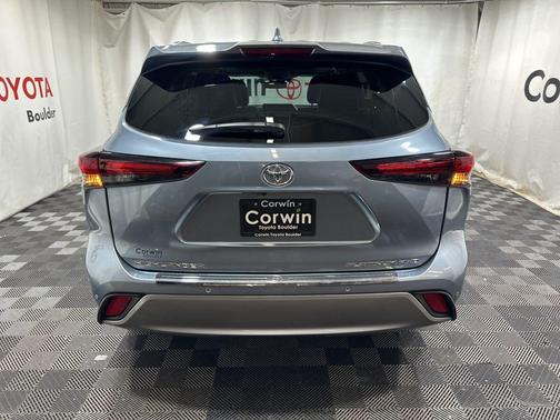 Moon Dust 2024 Toyota Highlander Platinum
