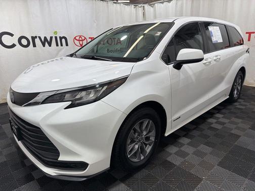 Super White 2021 Toyota Sienna LE