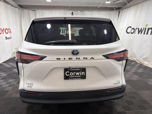 Super White 2021 Toyota Sienna LE