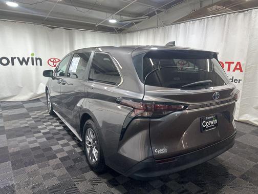 2024 Toyota Sienna LE